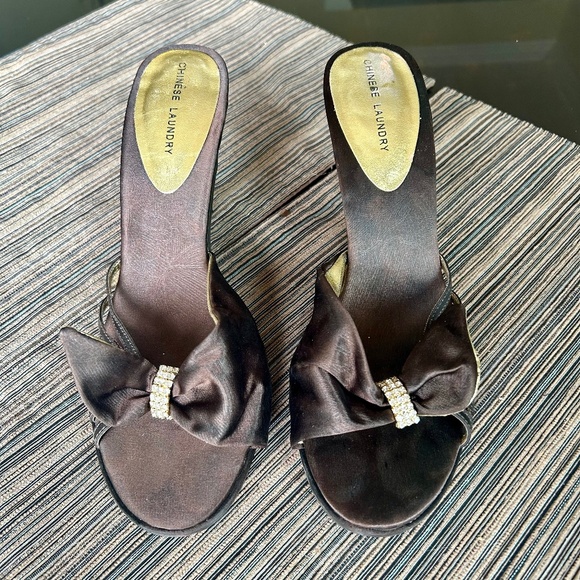 Chinese Laundry Brown Satin Peep Toe Heels with a Bow and Crystal Detail 9.5 - Picture 2 of 7